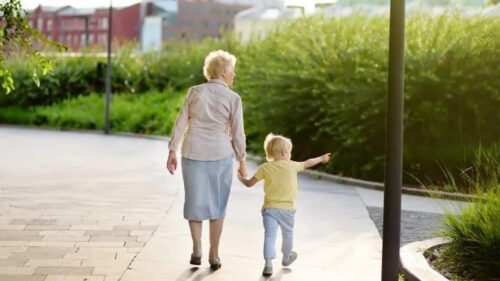 Reconocen el aporte económico de una abuela en el cuidado diario de su nieto