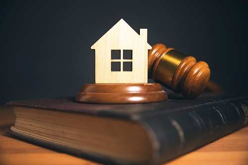 Atribuyeron provisoriamente la vivienda familiar al progenitor cuidador por el interés superior de sus hijas adolescentes