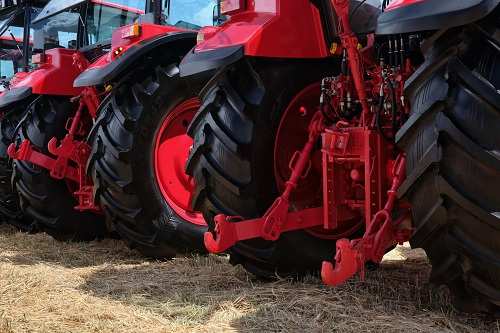 Rechazan aplicar defensa del consumidor por neumáticos defectuosos destinados a una actividad productiva