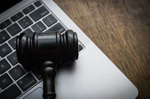 Condenan a un hombre por publicaciones ofensivas contra su ex pareja en Facebook