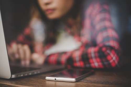 Ordenan a un colegio capacitar sobre violencia digital tras la difusión de material íntimo